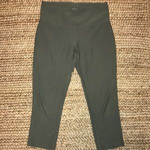 Green cropped workout leggings